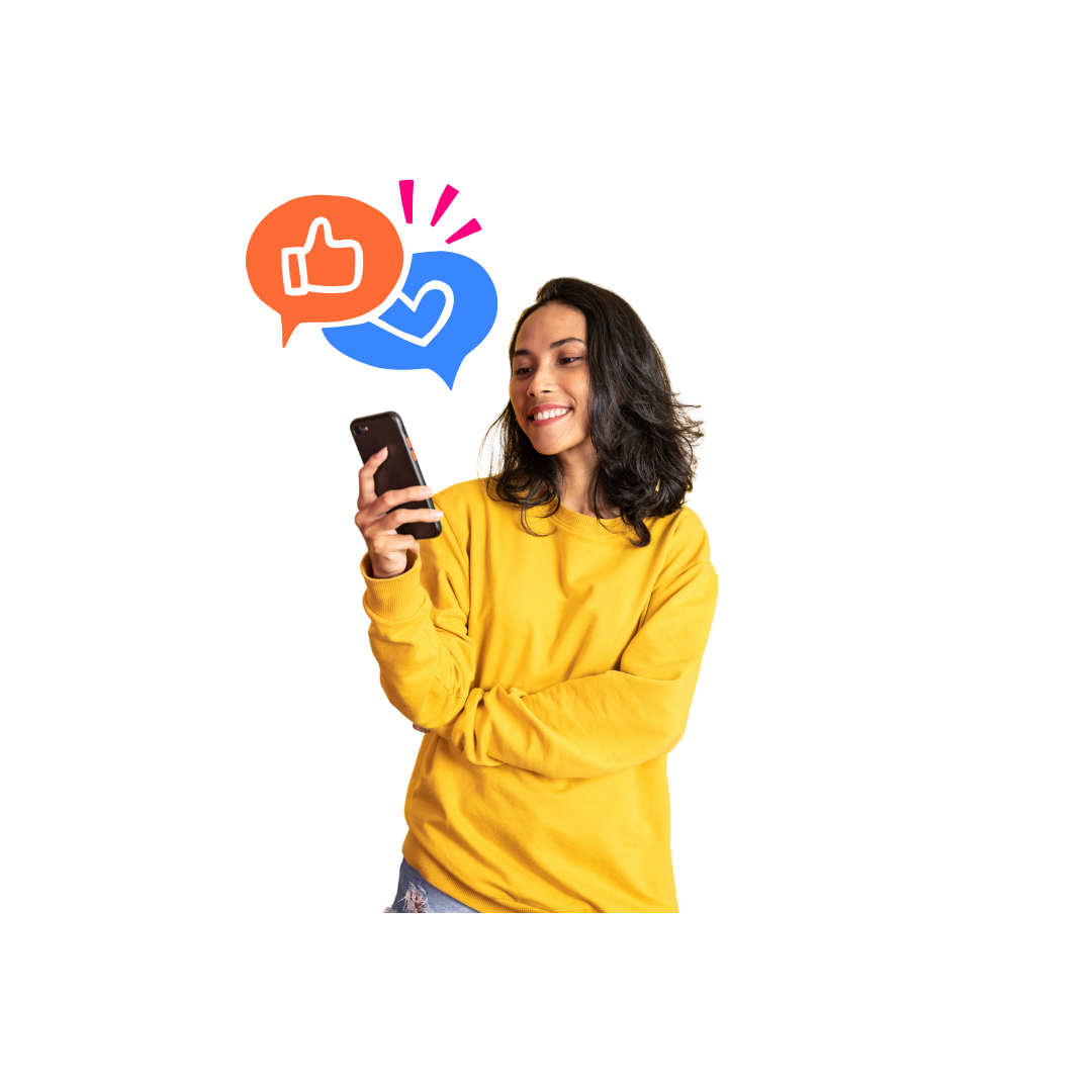 mujer feliz viendo sus redes sociales